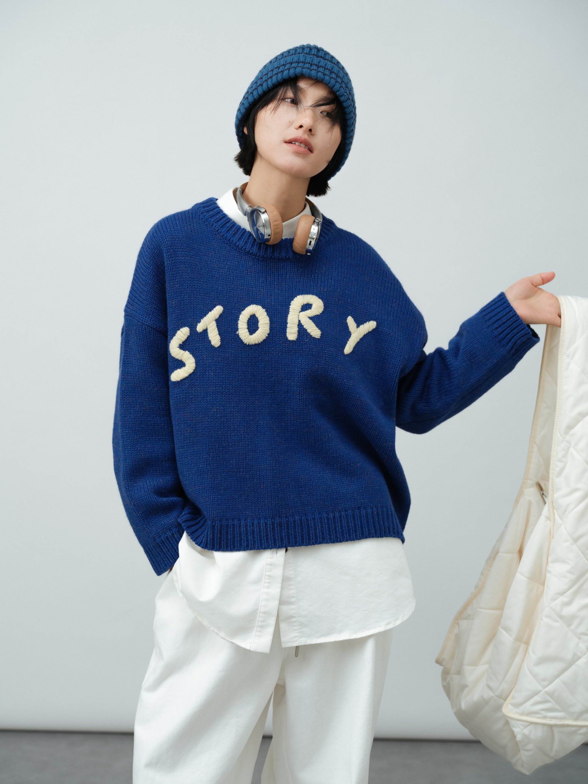 クルーネック刺繍ニット