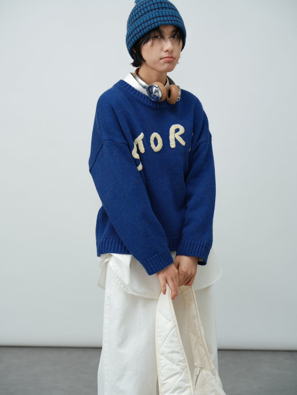 クルーネック刺繍ニット