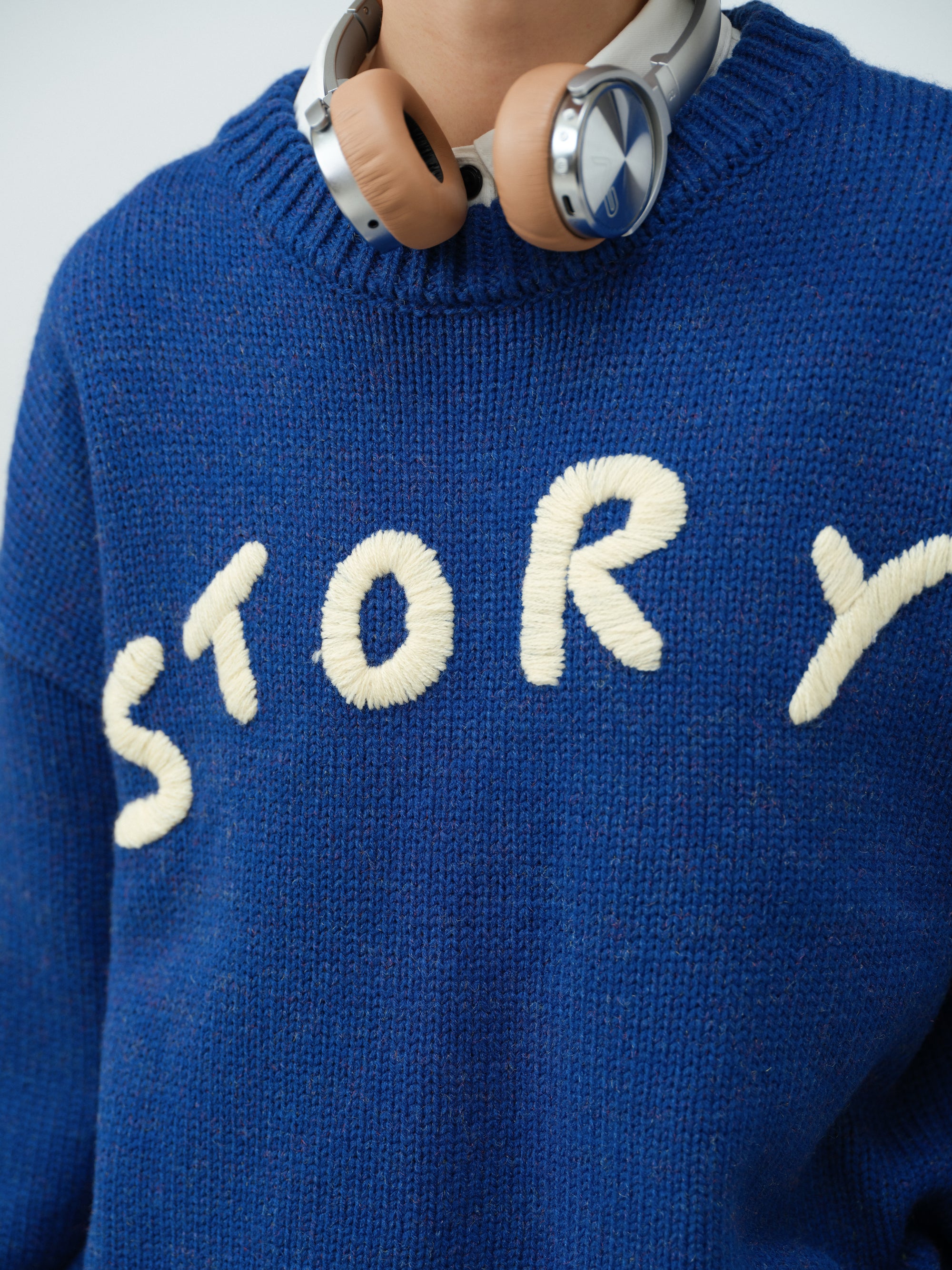 クルーネック刺繍ニット