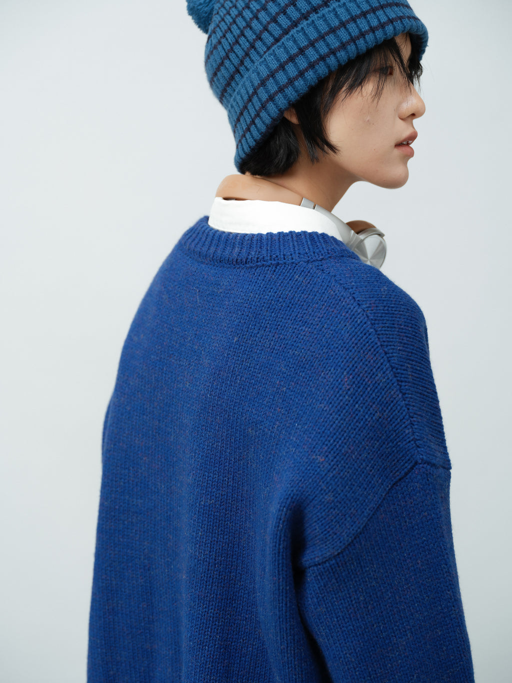 クルーネック刺繍ニット