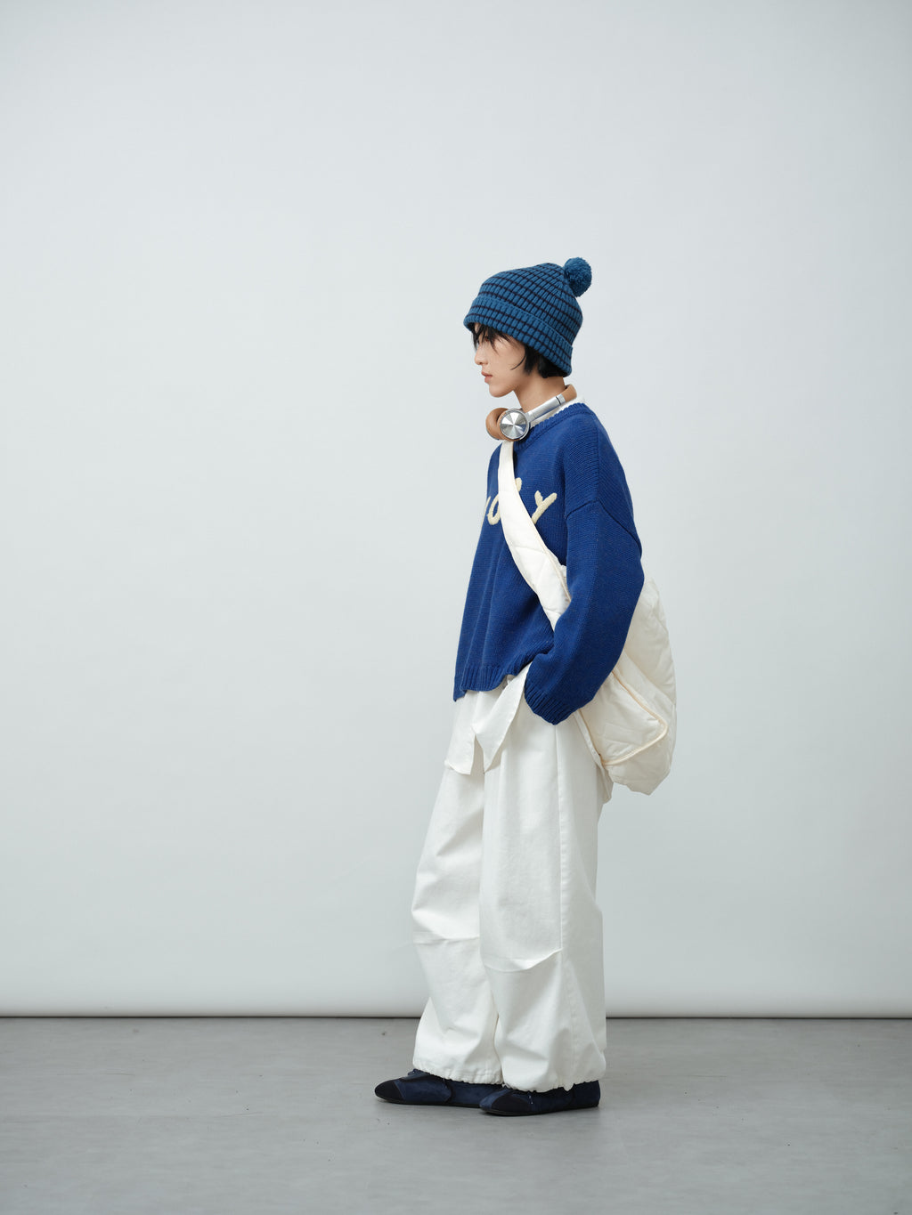 クルーネック刺繍ニット