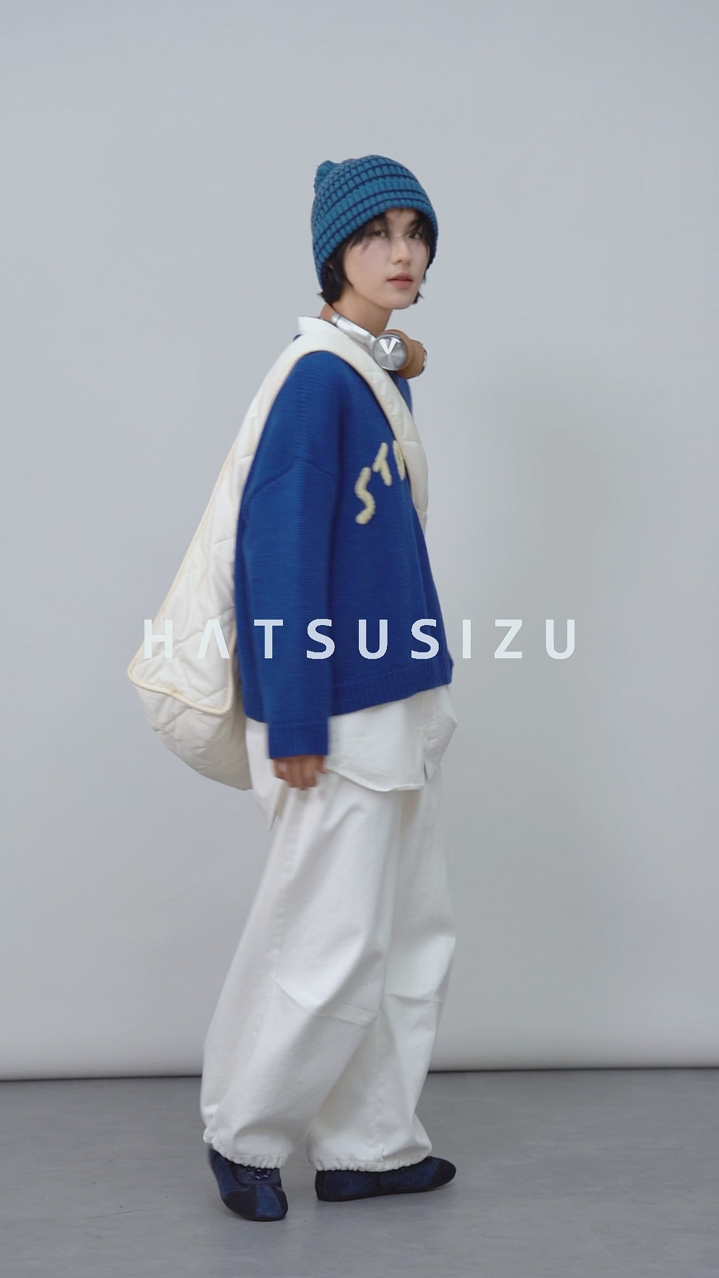 クルーネック刺繍ニット