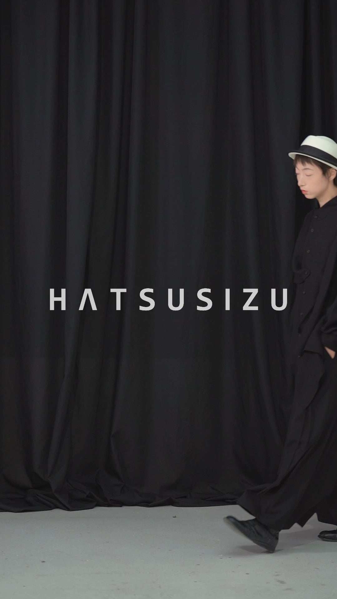 スタンドカラー多ボタン構造シャツ